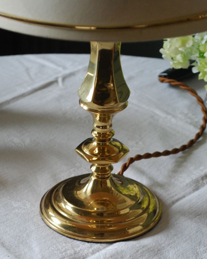 スタンドライト　照明・ライティング　イギリスから届いた真鍮製のアンティークテーブルランプ(１灯)。。(k-2611-z)