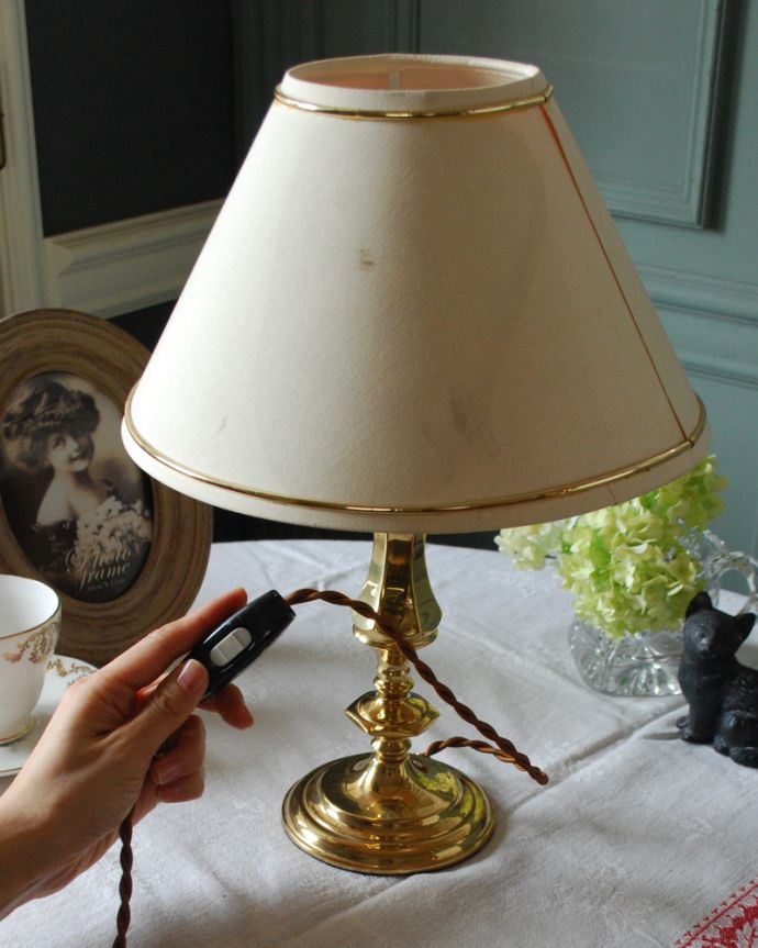 スタンドライト　照明・ライティング　イギリスから届いた真鍮製のアンティークテーブルランプ(１灯)。。(k-2611-z)