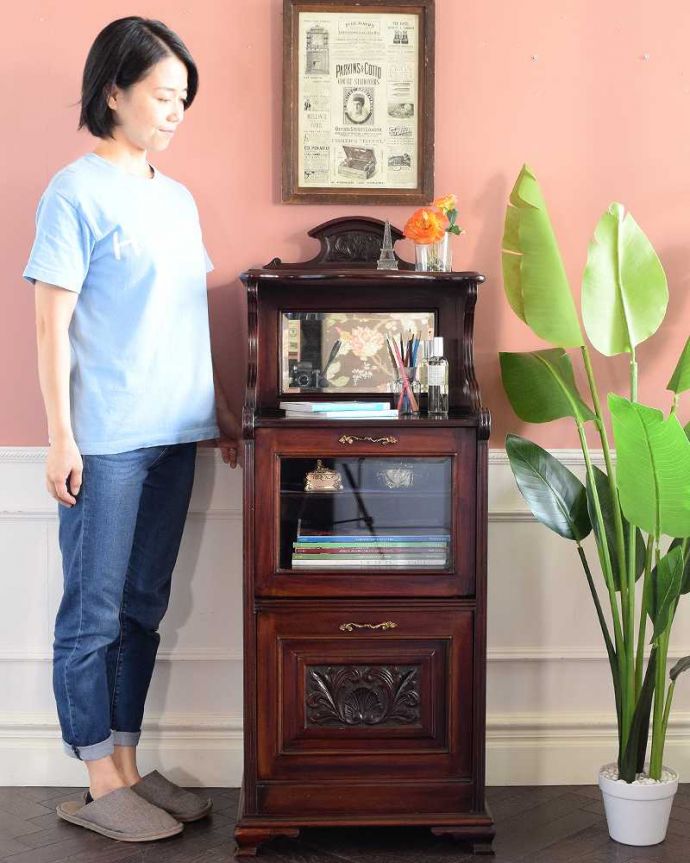 アンティークのキャビネット アンティーク家具 豪華なアンティーク家具、イギリスで見つけたミラー付きのミュージックキャビネット。贅沢な時間が過ごせる最上級の美しさ楽譜を美しく収納するためだけに作られたコンパクトなサイズのミュージックキャビネットは、造りも贅沢です。(k-2612-f)