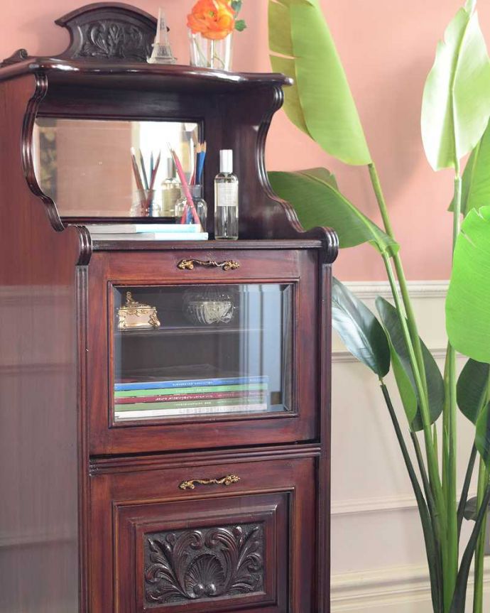 アンティークのキャビネット アンティーク家具 豪華なアンティーク家具、イギリスで見つけたミラー付きのミュージックキャビネット。扉に描かれた模様の美しさガラスの扉に描かれた美しい木の模様。(k-2612-f)