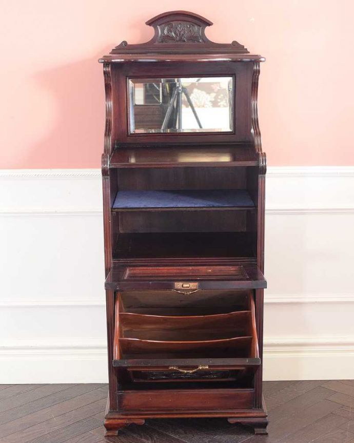 アンティークのキャビネット アンティーク家具 豪華なアンティーク家具、イギリスで見つけたミラー付きのミュージックキャビネット。扉を開けてみると・・・贅沢な造りの家具に合わせて、しっかり修復しました。(k-2612-f)