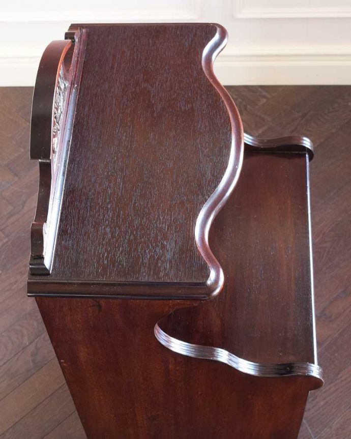 アンティークのキャビネット アンティーク家具 豪華なアンティーク家具、イギリスで見つけたミラー付きのミュージックキャビネット。家具を上から見てみましょう目線に入る天板の上もしっかりと修復しました。(k-2612-f)