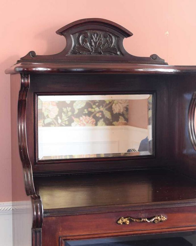 アンティークのキャビネット アンティーク家具 豪華なアンティーク家具、イギリスで見つけたミラー付きのミュージックキャビネット。キラっと輝くアンティークのミラーまだ電気がない時代に、部屋を明るくするために付けられた鏡。(k-2612-f)