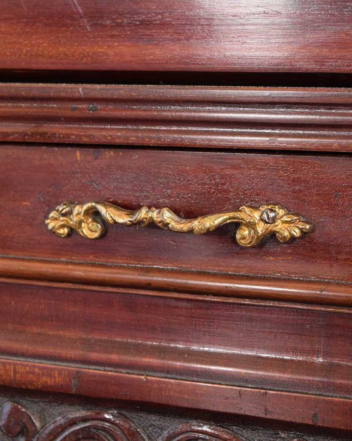 アンティークのキャビネット アンティーク家具 豪華なアンティーク家具、イギリスで見つけたミラー付きのミュージックキャビネット。開ける度にワクワク取っ手もアンティークらしい贅沢なデザイン。(k-2612-f)