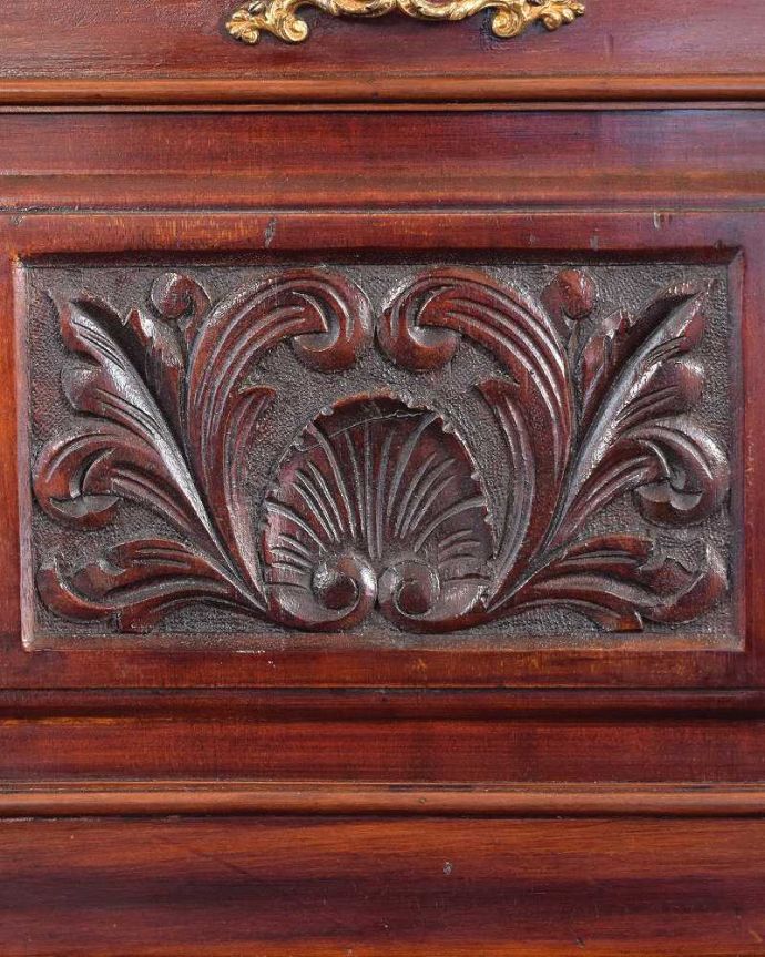 アンティークのキャビネット アンティーク家具 豪華なアンティーク家具、イギリスで見つけたミラー付きのミュージックキャビネット。上品で美しい象嵌象嵌とは模様に沿って異なる木材を埋め込んで絵を描いたものなんです。(k-2612-f)