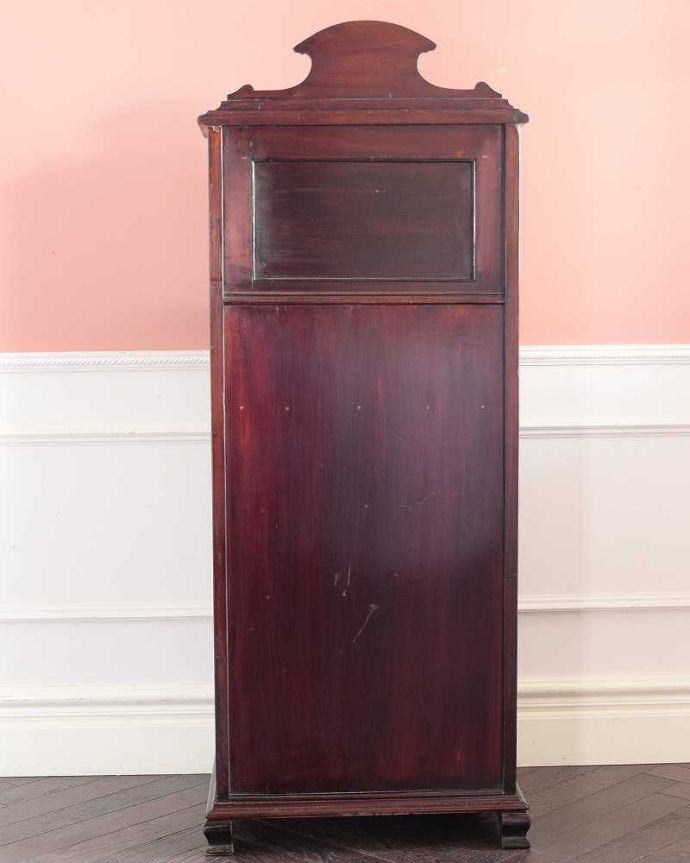 アンティークのキャビネット アンティーク家具 豪華なアンティーク家具、イギリスで見つけたミラー付きのミュージックキャビネット。後ろ姿にも気を使っていますアンティークは新品ではないので、経年変化によるキズはありますが、専門の職人がしっかり修復したので後ろ姿も美しいんです。(k-2612-f)