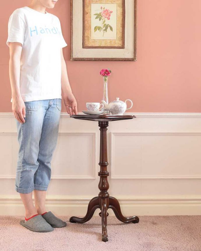 アンティークのテーブル　アンティーク家具　英国アンティーク家具、天板のかたちも可愛いティーテーブル。移動もラクラク！どこでも使える小さなテーブル持ち運び便利なワインテーブル。(k-2613-f)