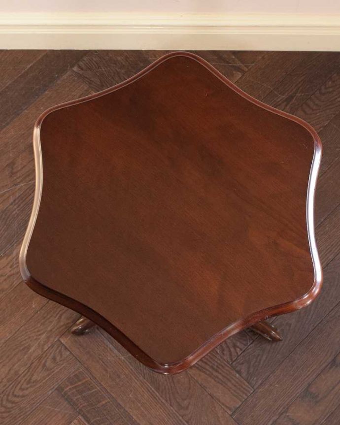 アンティークのテーブル　アンティーク家具　英国アンティーク家具、天板のかたちも可愛いティーテーブル。天板を上から見ると･･･天板はこんな感じで、ちょっとしたものを乗せて使うのに便利なサイズです。(k-2613-f)