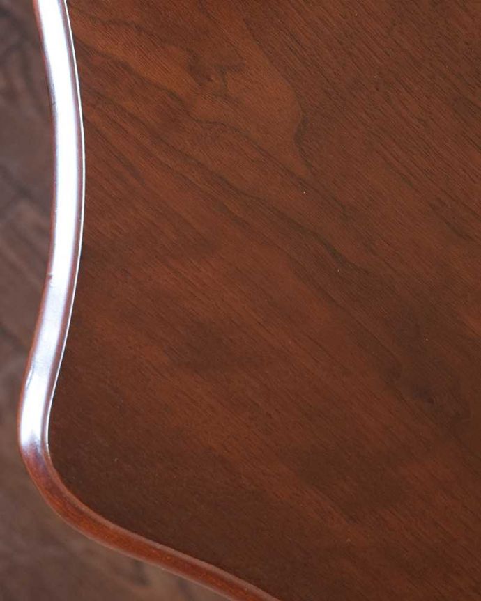 アンティークのテーブル　アンティーク家具　英国アンティーク家具、天板のかたちも可愛いティーテーブル。近づいて見てみると･･･天板の周りもアンティークらしく美しいデザイン。(k-2613-f)