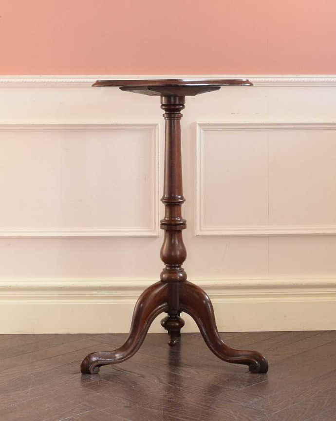 アンティークのテーブル　アンティーク家具　英国アンティーク家具、天板のかたちも可愛いティーテーブル。横から見ても優雅英国アンティークらしく横顔だって美しいんです。(k-2613-f)