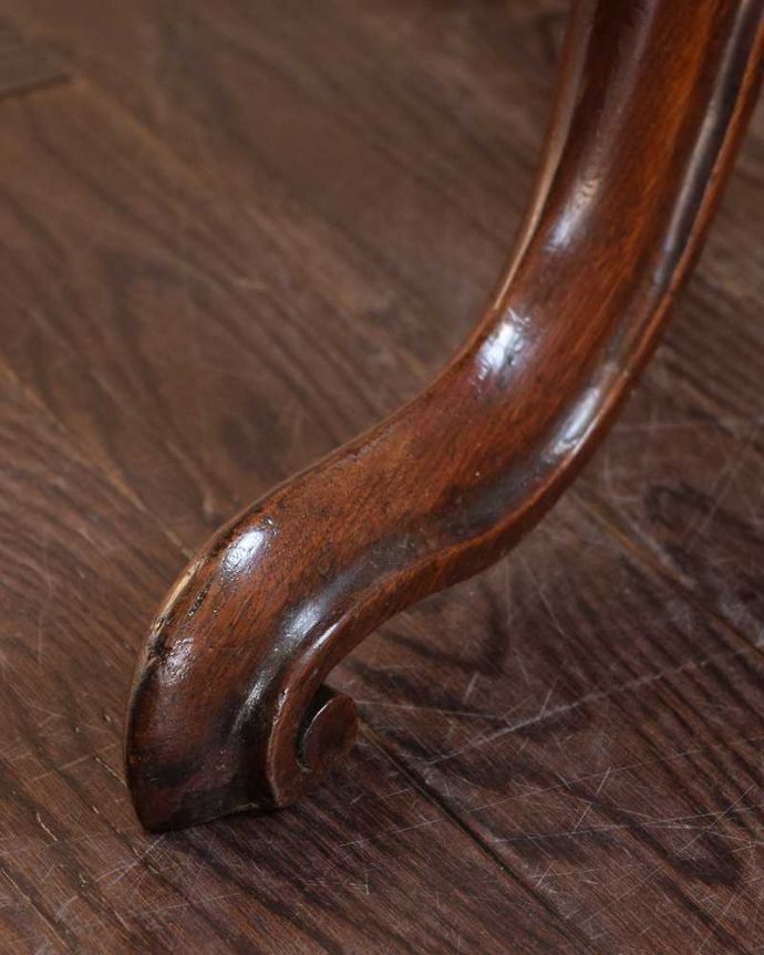 アンティークのテーブル　アンティーク家具　英国アンティーク家具、天板のかたちも可愛いティーテーブル。Handleの家具の脚の裏には･･･床にキズが付かないよう脚の裏にフェルトキーパーを付けてお届けしています。(k-2613-f)