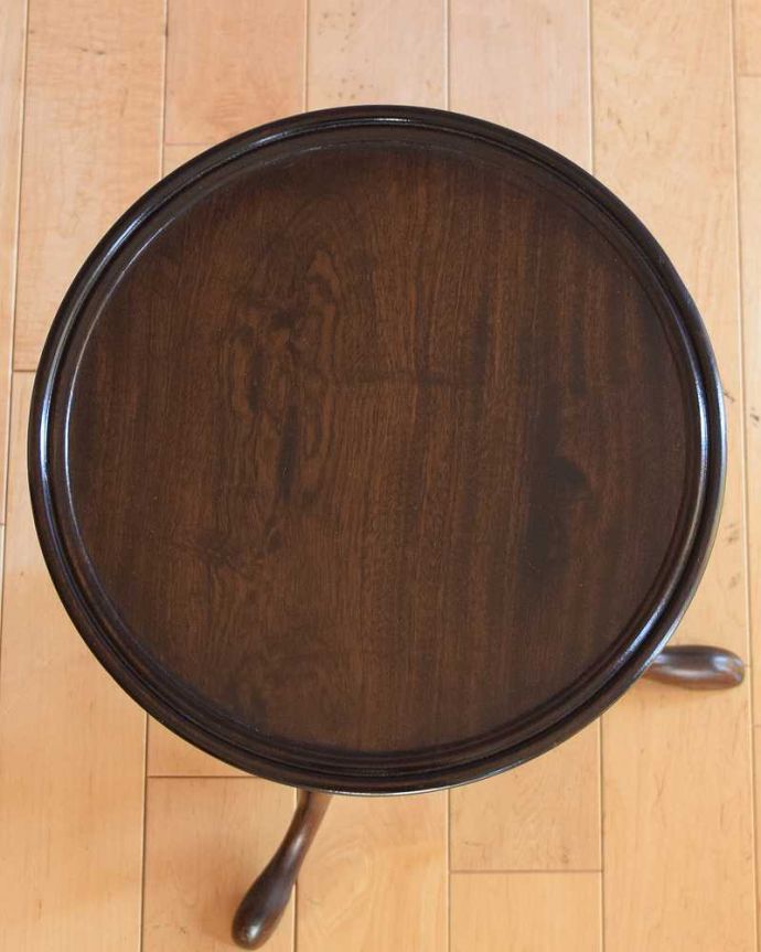 アンティークのテーブル アンティーク家具 どこでも使える小さなティーテーブル(ワインテーブル)、イギリスのアンティーク家具。天板を上から見ると・・・天板はこんな感じで、ちょっとしたものを乗せて使うのに便利なサイズです。(k-2614-f)