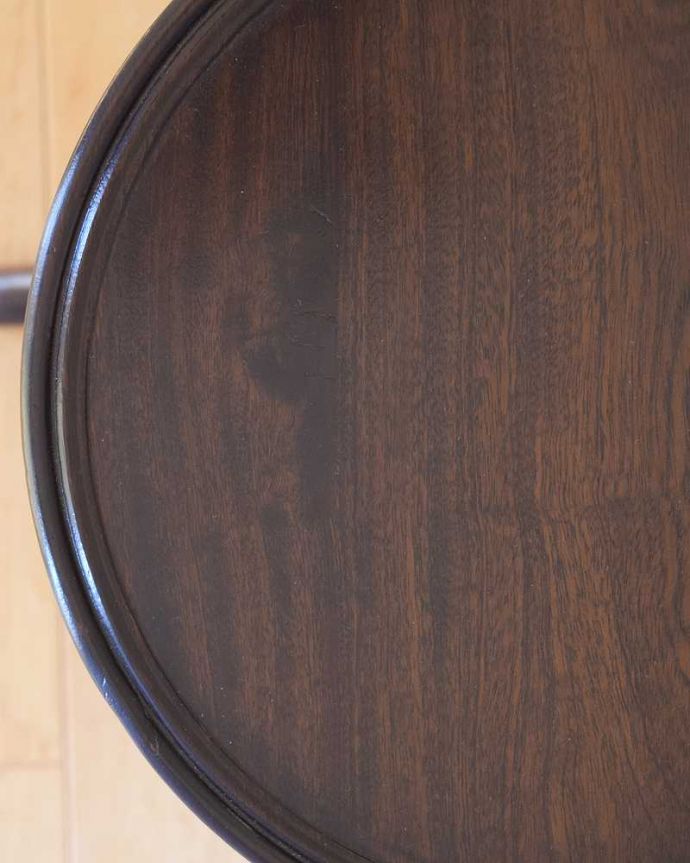 アンティークのテーブル アンティーク家具 どこでも使える小さなティーテーブル(ワインテーブル)、イギリスのアンティーク家具。近づいて見てみると・・・天板の周りもアンティークらしく美しいデザイン。(k-2614-f)