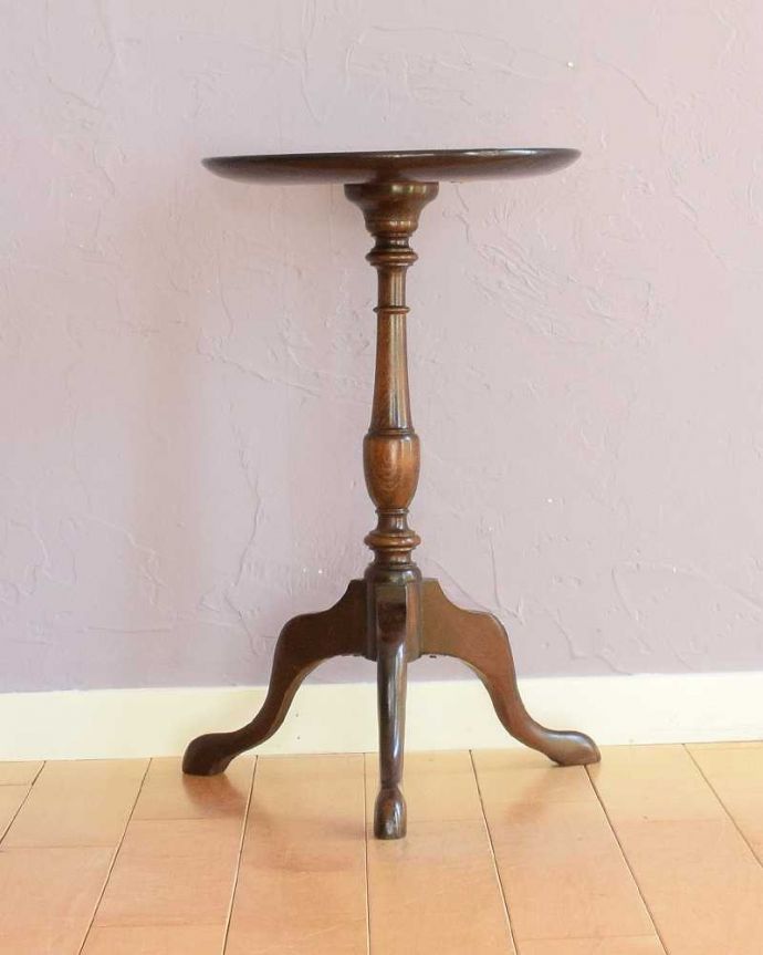 アンティークのテーブル アンティーク家具 どこでも使える小さなティーテーブル(ワインテーブル)、イギリスのアンティーク家具。横から見ても優雅英国アンティークらしく横顔だって美しいんです。(k-2614-f)