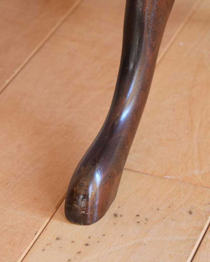 アンティークのテーブル アンティーク家具 どこでも使える小さなティーテーブル(ワインテーブル)、イギリスのアンティーク家具。Handleの家具の脚の裏には・・・床にキズが付かないよう脚の裏にフェルトキーパーを付けてお届けしています。(k-2614-f)