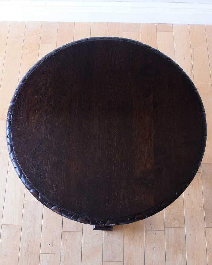 アンティークのテーブル　アンティーク家具　英国スタイルのアンティーク家具、天板の彫刻とツイスト脚がキレイなコーヒーテーブル。天板を上から見ると･･･コーヒーテーブルの天板は毎日使う場所だから、しっかり修復しました。(k-2588-f)