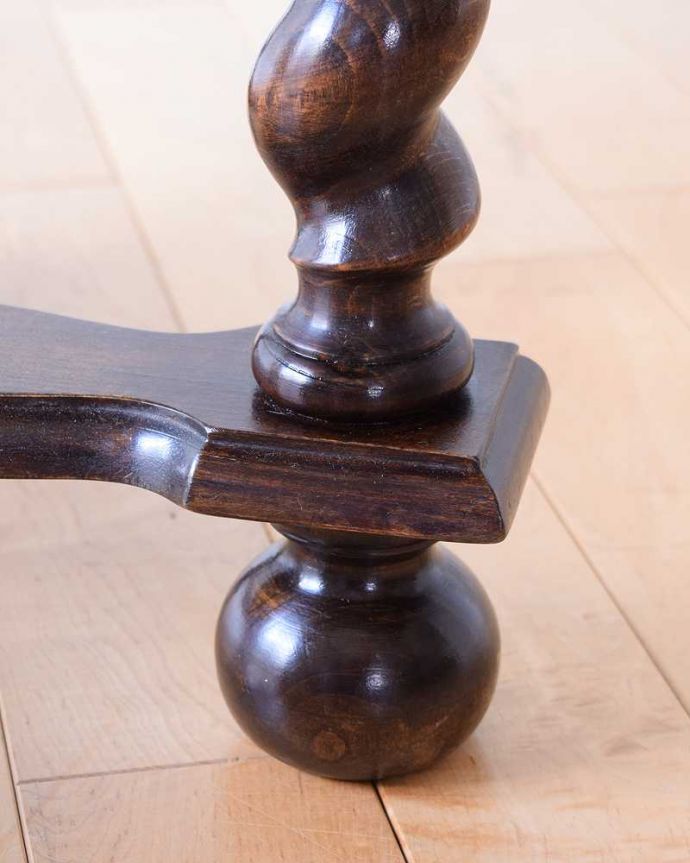 アンティークのテーブル　アンティーク家具　英国スタイルのアンティーク家具、天板の彫刻とツイスト脚がキレイなコーヒーテーブル。持ち上げなくても移動できます！Handleのアンティークは、脚の裏にフェルトキーパーをお付けしていますので、床を滑らせて簡単に移動する事が出来ます。(k-2588-f)