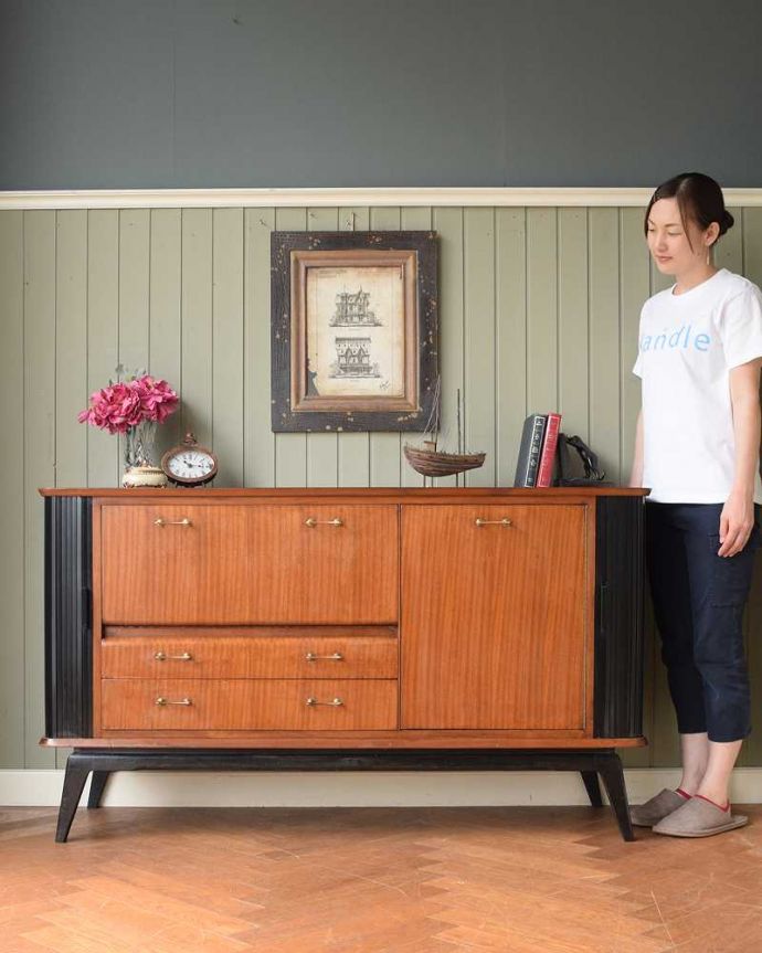 サイドボード アンティーク家具 北欧テイストのヴィンテージ家具、ブラックの脚がかっこいいサイドボード 。人気のヒミツは北欧スタイルのデザインやっぱりスッキリとカッコイイ北欧デザインが人気のサイドボード。(k-2617-f)