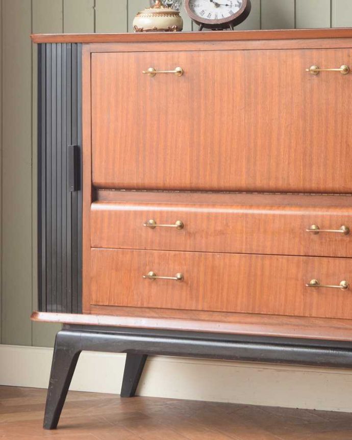 サイドボード アンティーク家具 北欧テイストのヴィンテージ家具、ブラックの脚がかっこいいサイドボード 。ヴィンテージ家具らしいあたたかさ。(k-2617-f)