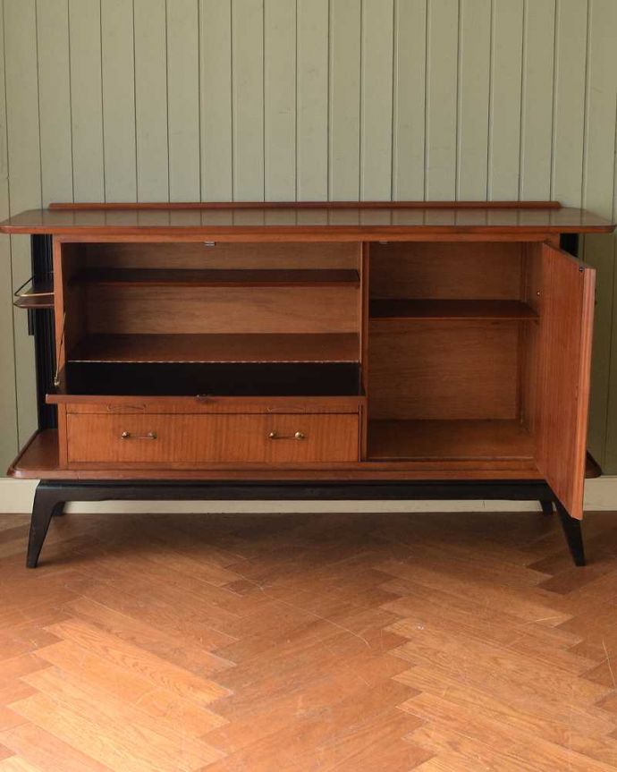 サイドボード アンティーク家具 北欧テイストのヴィンテージ家具、ブラックの脚がかっこいいサイドボード 。扉の奥はたっぷり収納扉を開けると、中にはたっぷりの収納。(k-2617-f)