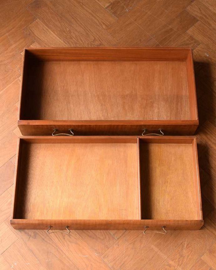 サイドボード アンティーク家具 北欧テイストのヴィンテージ家具、ブラックの脚がかっこいいサイドボード 。キレイにお直ししました引き出しの中も修復の際、専門の職人がキレイにしました。(k-2617-f)