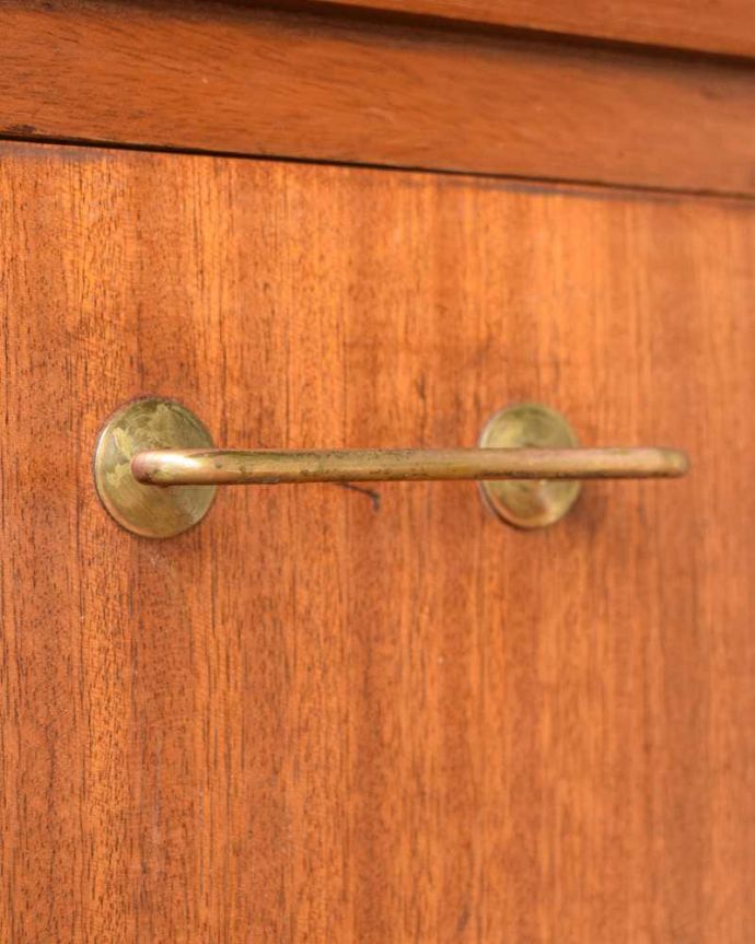 サイドボード アンティーク家具 北欧テイストのヴィンテージ家具、ブラックの脚がかっこいいサイドボード 。デザインの一部になっている取っ手取っ手のデザインもシンプルかつ機能的に。(k-2617-f)