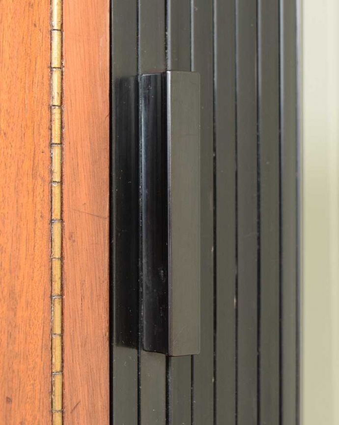 サイドボード アンティーク家具 北欧テイストのヴィンテージ家具、ブラックの脚がかっこいいサイドボード 。扉の木目があたたかさを演出クールなデザインなのに、なんだかほっとするあたたかさ。(k-2617-f)