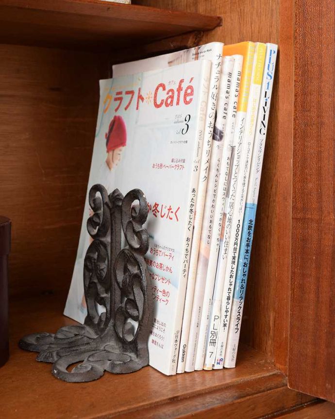 サイドボード アンティーク家具 北欧テイストのヴィンテージ家具、ブラックの脚がかっこいいサイドボード 。扉の中は収納たっぷりA4サイズの雑誌までしっかり収納出来ちゃう大きさ。(k-2617-f)