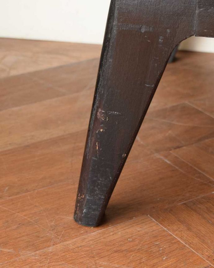 サイドボード アンティーク家具 北欧テイストのヴィンテージ家具、ブラックの脚がかっこいいサイドボード 。スッキリとした脚の裏には…Handleの家具の脚裏にはフェルトキーパーをお付けしています。(k-2617-f)