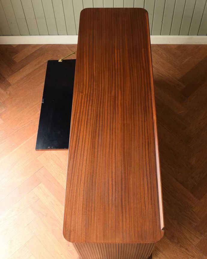 サイドボード アンティーク家具 北欧テイストのヴィンテージ家具、ブラックの脚がかっこいいサイドボード 。天板の塗装もキレイに仕上げましたヴィンテージの家具は修復方法が様々。(k-2617-f)