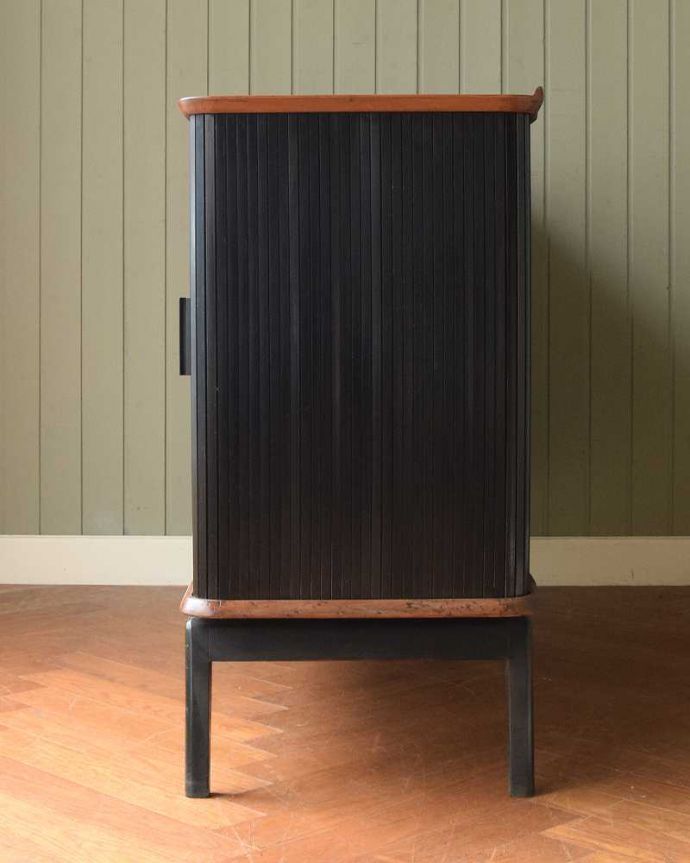 サイドボード アンティーク家具 北欧テイストのヴィンテージ家具、ブラックの脚がかっこいいサイドボード 。横から見てもスッキリどこから見てもスッキリとしてステキなヴィンテージ。(k-2617-f)