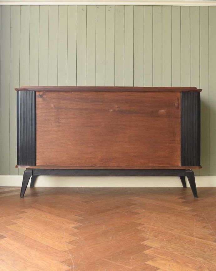 サイドボード アンティーク家具 北欧テイストのヴィンテージ家具、ブラックの脚がかっこいいサイドボード 。もちろん後ろ姿もキレイですビンテージは新品ではないので、もちろん経年変化によるキズはあります。(k-2617-f)