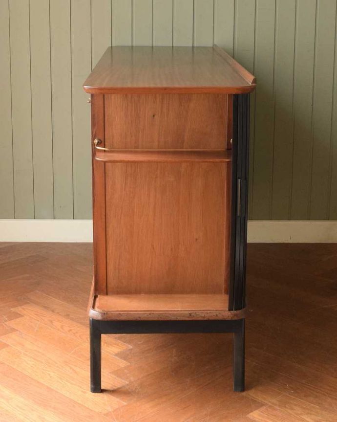 サイドボード　アンティーク家具　北欧テイストのヴィンテージ家具、ブラックの脚がかっこいいサイドボード 。。(k-2617-f)