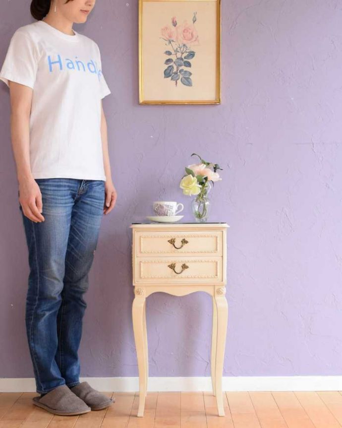 アンティークのチェスト　アンティーク家具　フランス輸入のアンティーク家具、美しい脚のベッドサイドチェスト （ガラス天板）。毎日がお姫さま気分で過ごせるチェストまるでおとぎ話の世界から飛び出てきたような可愛いデザインのチェスト。(k-2619-f)