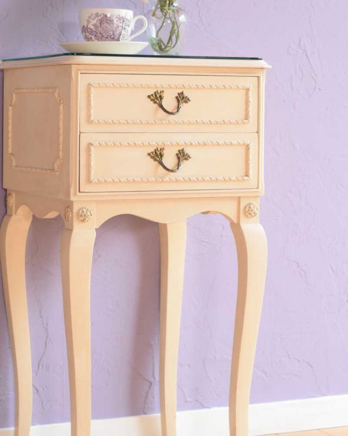 アンティークのチェスト　アンティーク家具　フランス輸入のアンティーク家具、美しい脚のベッドサイドチェスト （ガラス天板）。女子力がUPしちゃう優雅な曲線美フランスらしいエレガントな曲線が一番の魅力です。(k-2619-f)