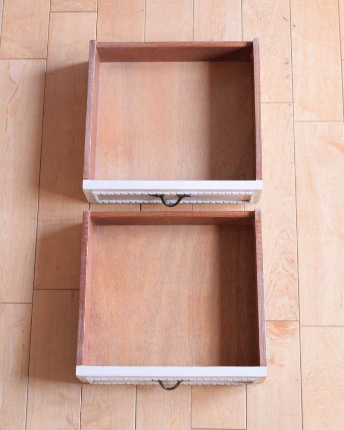 アンティークのチェスト　アンティーク家具　フランス輸入のアンティーク家具、美しい脚のベッドサイドチェスト （ガラス天板）。引き出しの中もキレイに修復しましたチェストで一番気になる引き出しの中も、もちろん専門の職人がキレイに修復しました。(k-2619-f)