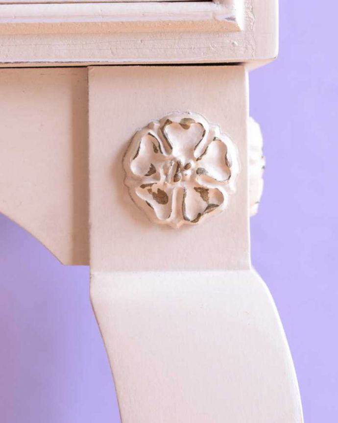 アンティークのチェスト　アンティーク家具　フランス輸入のアンティーク家具、美しい脚のベッドサイドチェスト （ガラス天板）。やっぱりココがフランスらしい美しい彫にうっとり･･･ポイントポイントの装飾がキレイです。(k-2619-f)