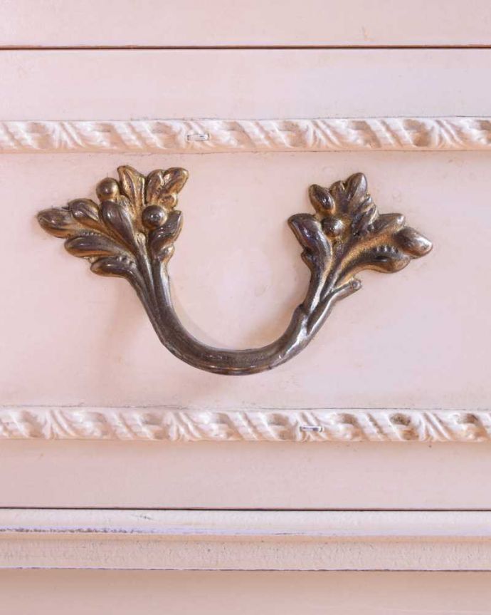 アンティークのチェスト　アンティーク家具　フランス輸入のアンティーク家具、美しい脚のベッドサイドチェスト （ガラス天板）。開ける度にワクワクする取っ手優雅なデザインは、もちろん取っ手の部分も。(k-2619-f)