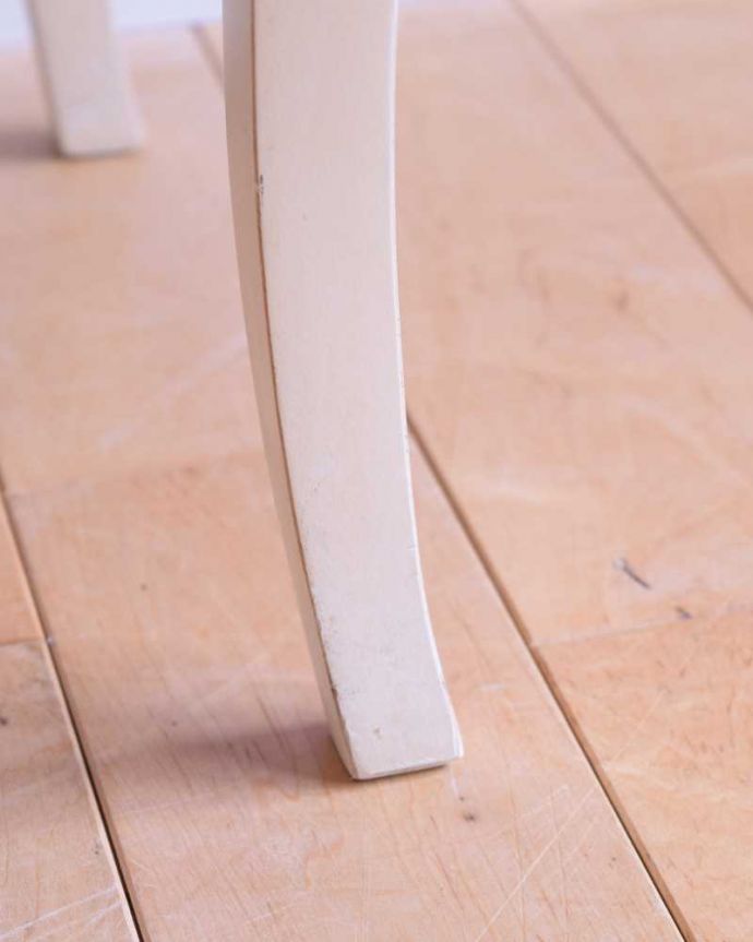 アンティークのチェスト　アンティーク家具　フランス輸入のアンティーク家具、美しい脚のベッドサイドチェスト （ガラス天板）。女性1人でラクラク運べちゃう仕掛けHandleのアンティークは、脚の裏にフェルトキーパーをお付けしています。(k-2619-f)