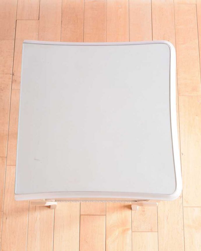 アンティークのチェスト　アンティーク家具　フランス輸入のアンティーク家具、美しい脚のベッドサイドチェスト （ガラス天板）。何を置こうかな･･･？上から見ると天板の形はこんな感じです。(k-2619-f)