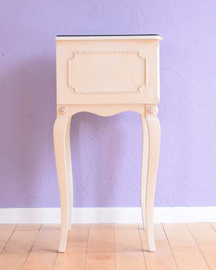 アンティークのチェスト　アンティーク家具　フランス輸入のアンティーク家具、美しい脚のベッドサイドチェスト （ガラス天板）。横顔だって美しいんですどこから見ても美しく見えるように、横側もキレイに修復してあります。(k-2619-f)