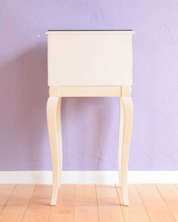 アンティークのチェスト　アンティーク家具　フランス輸入のアンティーク家具、美しい脚のベッドサイドチェスト （ガラス天板）。後ろ姿もキレイなんですアンティークは新品ではないので、もちろん経年変化によるキズはありますが、専門の職人がキレイにお直しをしているので、後ろ姿もキレイなんです。(k-2619-f)