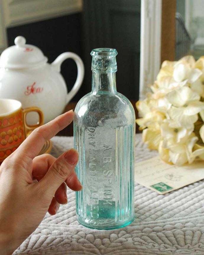 アンティーク ガラスボトル　アンティーク雑貨　イギリスからのアンティーク雑貨、エンボスのアルファベットが可愛いアンティークガラスボトル。一つ一つ違うガラスの表情なんとなくゆがんでいたり、気泡が入っていたり･･･そこがアンティークらしさです。(k-2619-z)