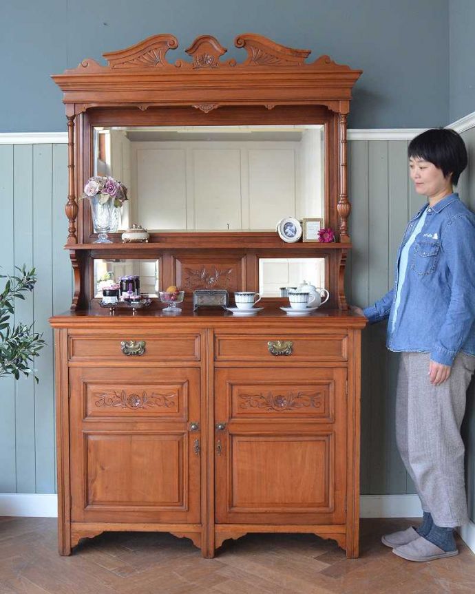 英国アンティークのサイドボード