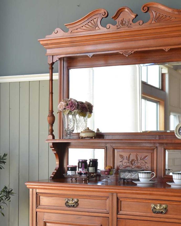 アンティーク家具らしさが漂うサイドボード