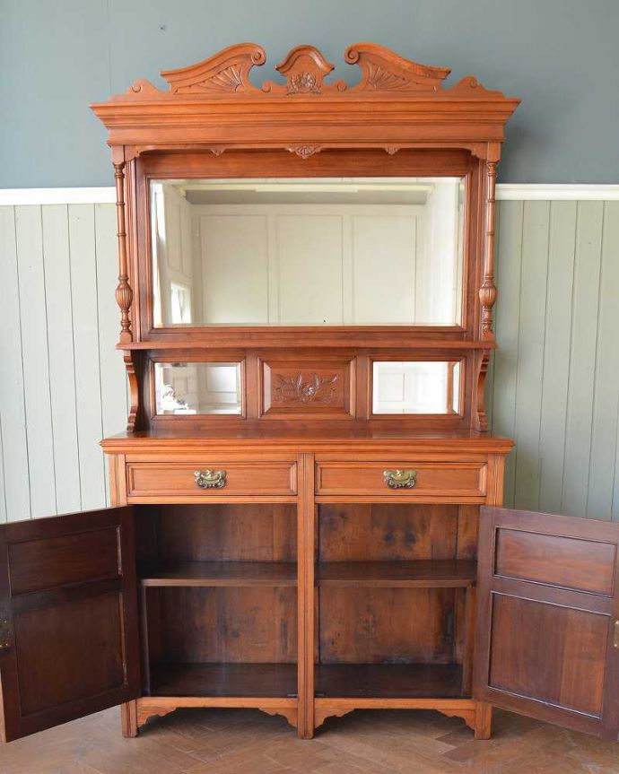 サイドボードの扉の中