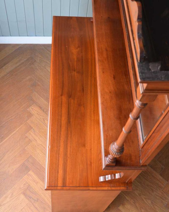 アンティークのサイドボードの天板