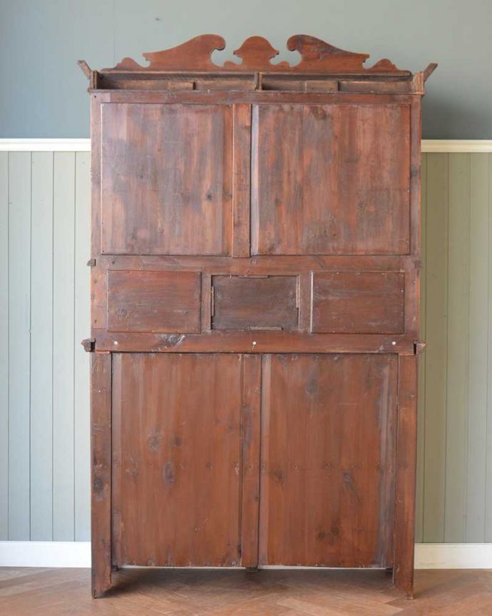 キャビネットの後ろ姿