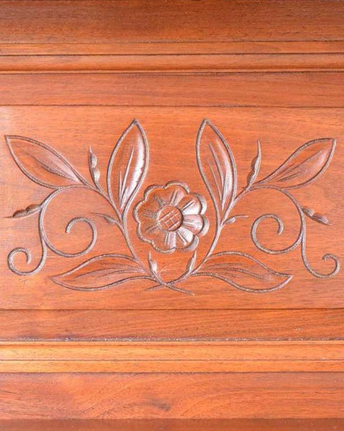 英国アンティークらしい彫り