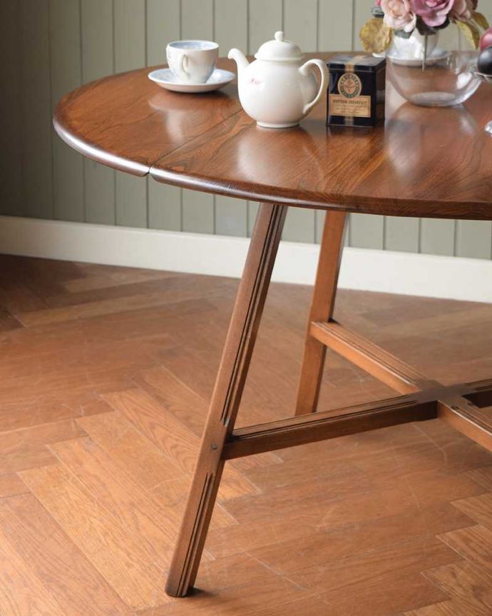 アーコールの家具　アンティーク家具　北欧の老舗メーカーアーコール社の家具、伸張式のアーコールドロップリーフテーブル(ERCOL)。クールな表情の中に見えるアーコールらしい優しさアーコールの家具って、角の落とし方が独特。(k-2621-f)